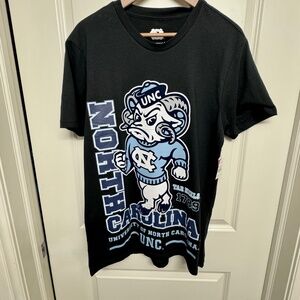 NEW UNC Tar Heels T-Shirt Mens MEDIUM Fuzzy Rameses Graphic NCAA March Madness